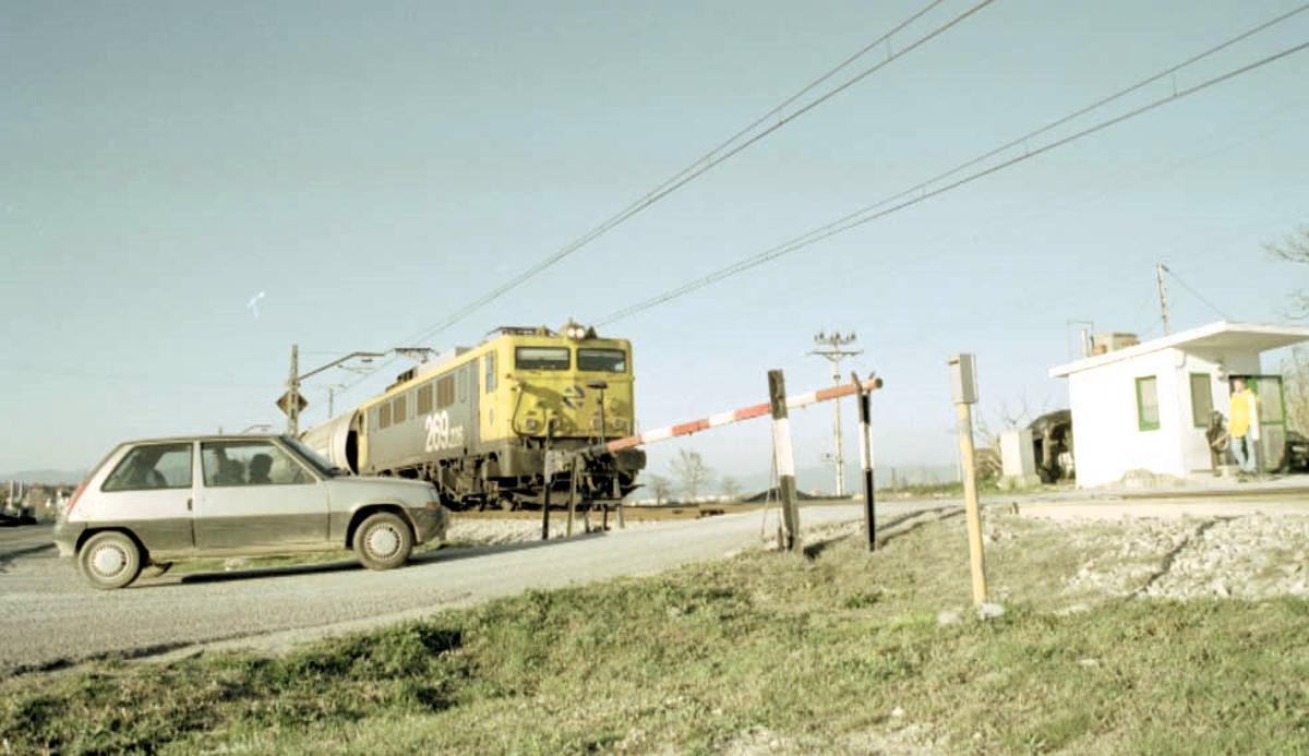 El pas a nivell de Sant pau de la Calçada el 1998, abans de la seva supressió