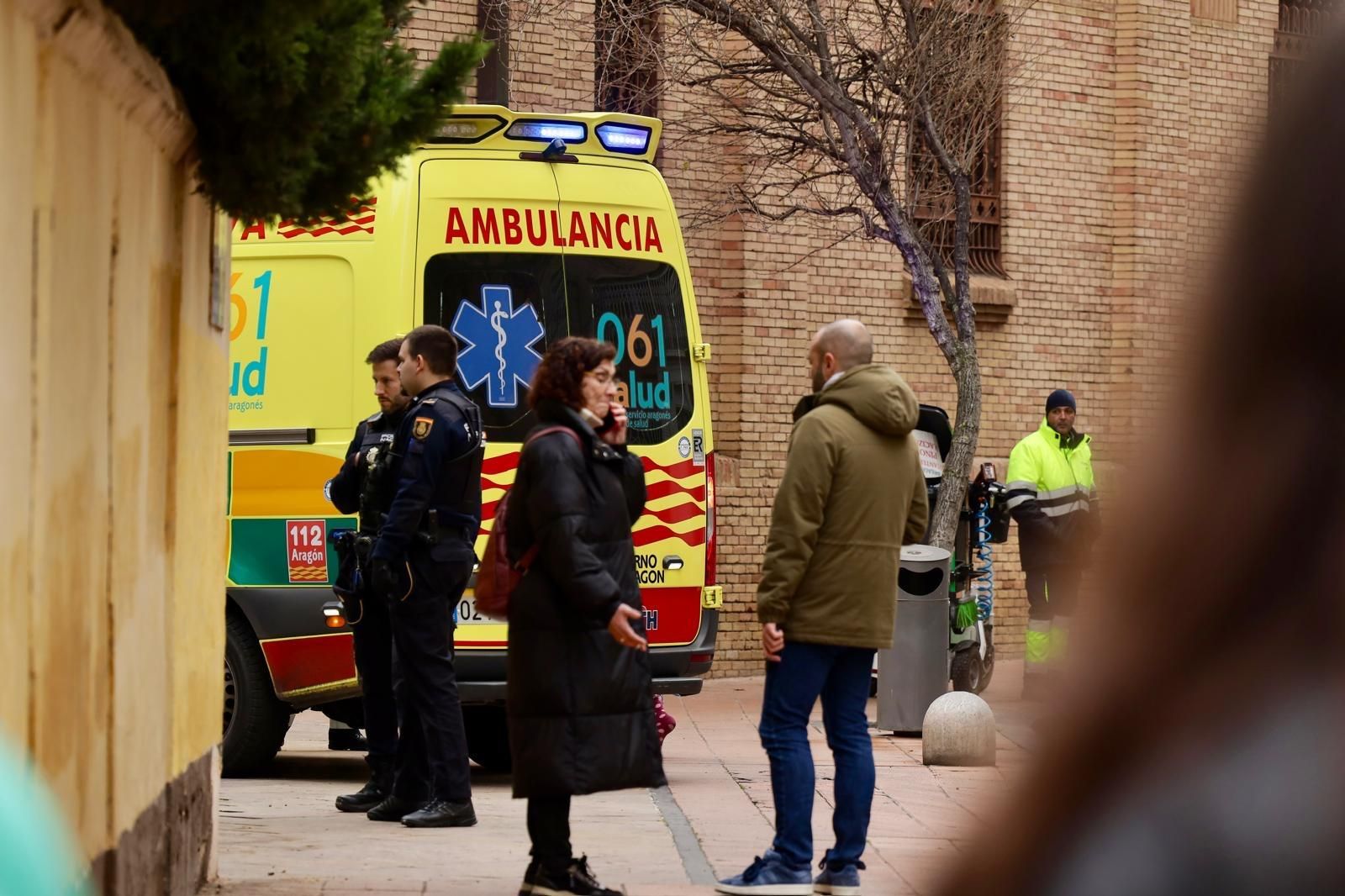 EN IMÁGENES | Un hombre se atrinchera en su casa tras apuñalar a otro en el cuello tras una pelea en la calle El Sepulcro de Zaragoza