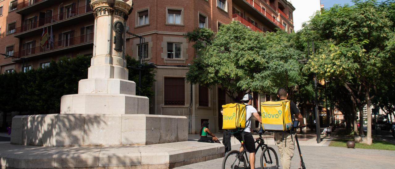 Dos repartidores de Glovo en pleno centro de Castelló, en la avenida rey don Jaime, donde hay diversos establecimientos de restauración con el servicio.