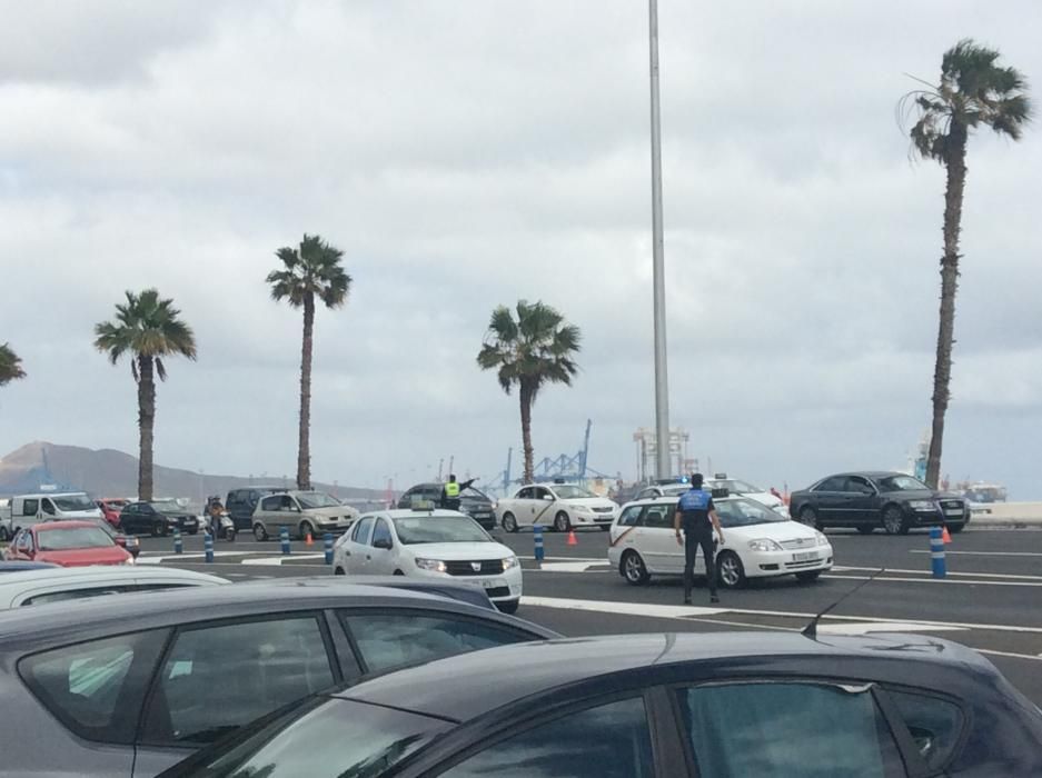 Un coche vuelca en la Avenida Marítima