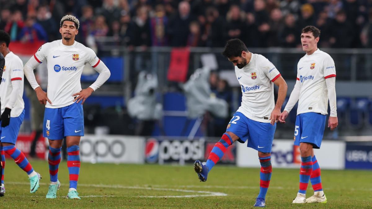 Los jugadores del Barça, abatidos después de perder contra el Shakhtar