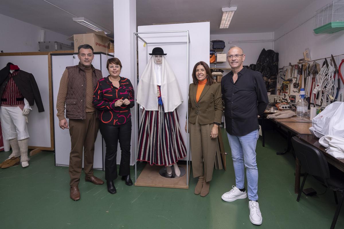 Entre Amigos confecciona en Jinámar trajes de los 21 municipios de Gran Canaria