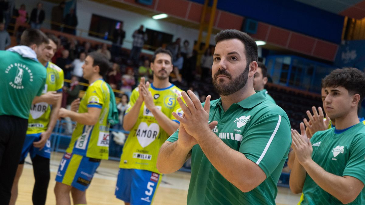 Iván López se despide del Balonmano Zamora tras el partido disputado ayer en el Ángel Nieto.