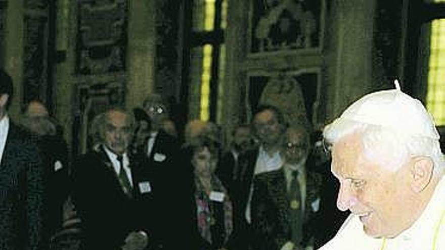 Benedicto XVI saluda a Stephen Hawking en 2008, en el Vaticano.