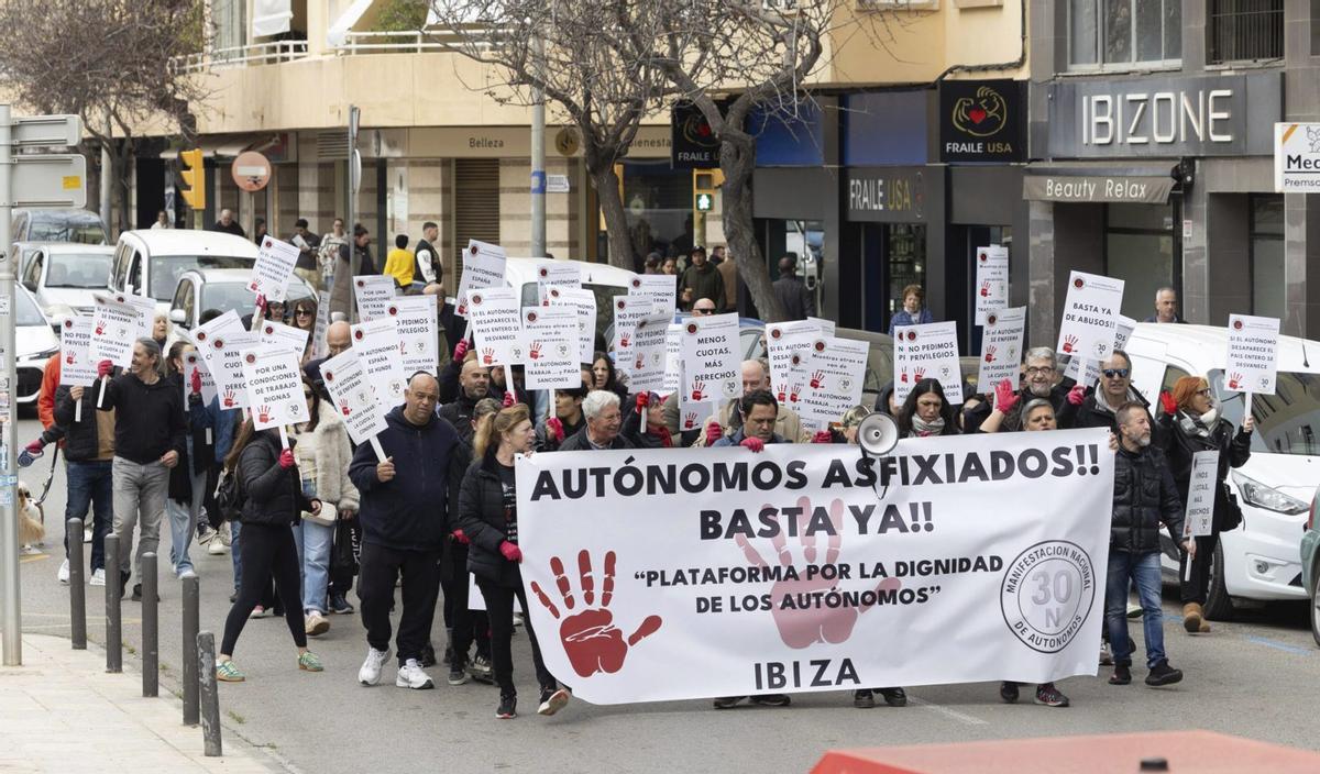 Los manifestantes cantan consignas durante su recorrido por Vila. |