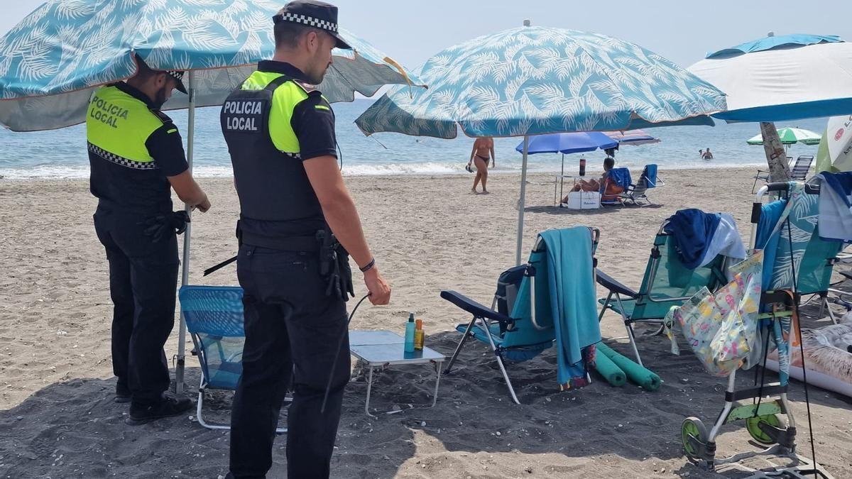 La Policía Local de Málaga requisa las sombrillas y sillas sin dueño. Playas de Algarrobo, Torrox y Vélez-Málaga