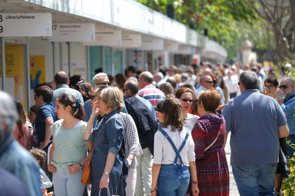 Último día de la 53.ª Feria del Libro de València celebrada en los jardines de Viveros.