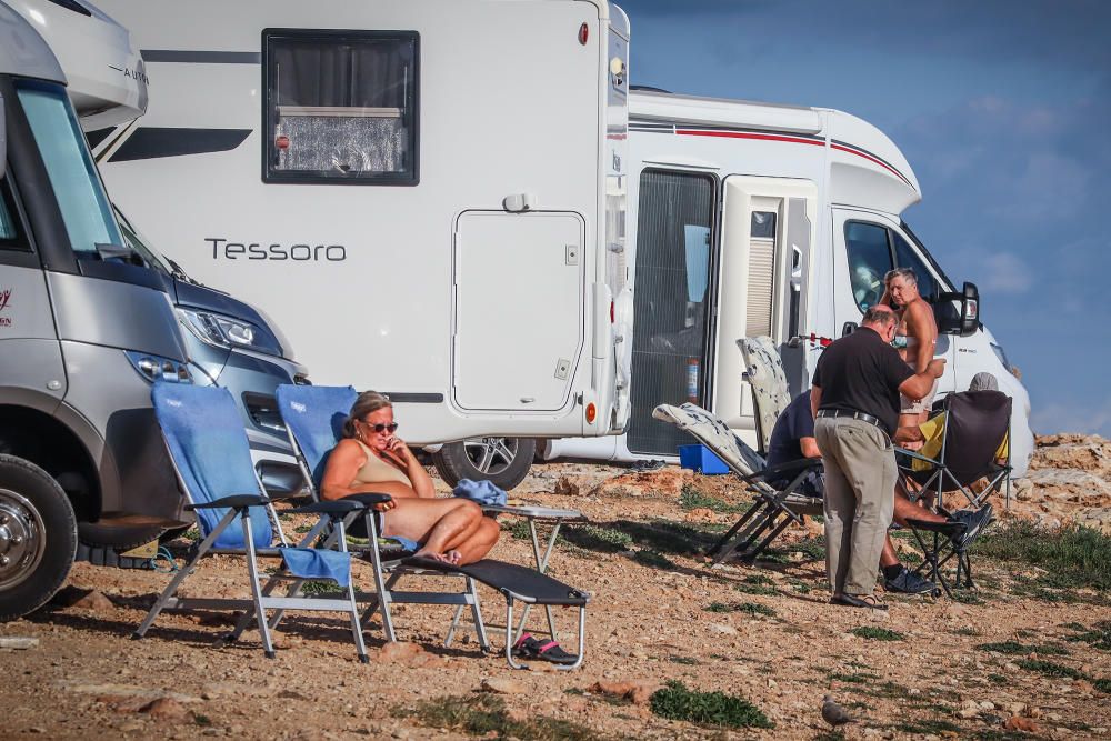 Las autocaravanas vuelven a invadir la primera línea de las calas de Torrevieja sin control