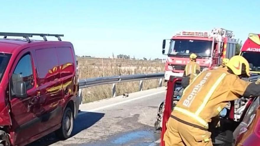 Un conductor de 71 años y un niño de 9, heridos en un choque frontal en la carretera de Pego a El Verger