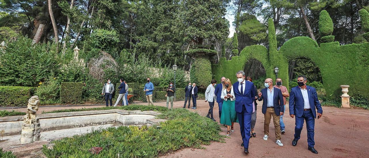 Rodríguez Zapatero pasea por los jardines de El Poblet de Petrer, durante su visita del pasado viernes, junto a representantes políticos y responsables de Cáritas. |
