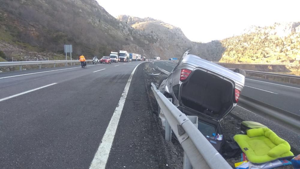 La autopista del Huerna, cortada por un accidente en Barrios de Luna