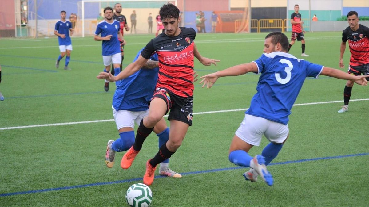 Lance del encuentro entre el Salerm Puente Genil y el Xerez CD en el Manuel Polinario.