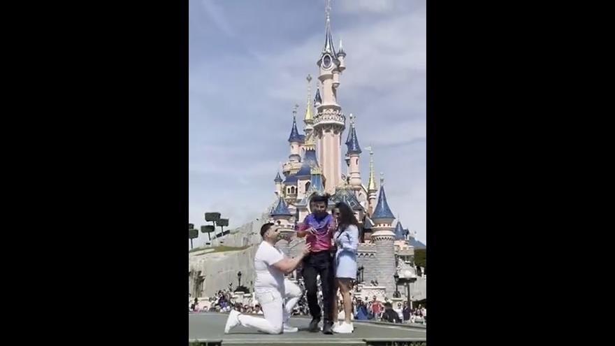 Un empleado de Disneyland París arruina una pedida de mano