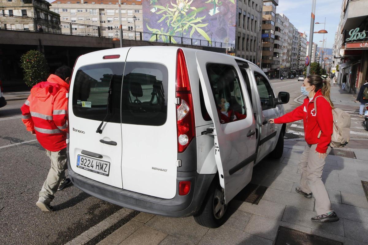 Fernández y Rivas, ayer, entrando en la furgoneta tras asistir a una persona sin hogar en la calle Coruña