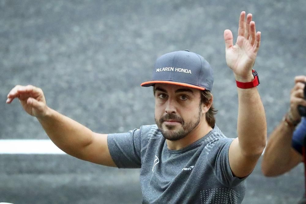 Fernando Alonso baño de masas en Suzuka