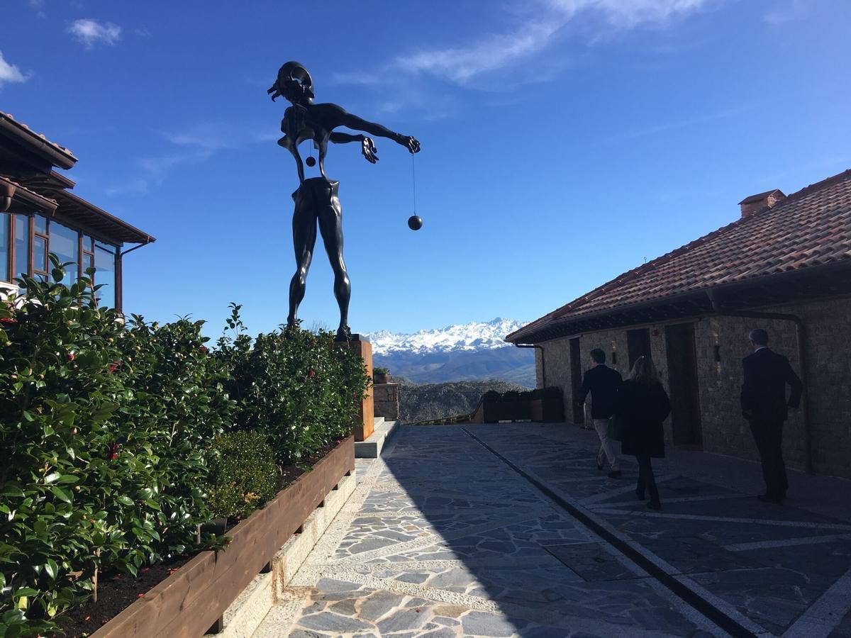 El "Newton" de Salvador Dalí, en Puebloastur, en Cofiñu (Parres).