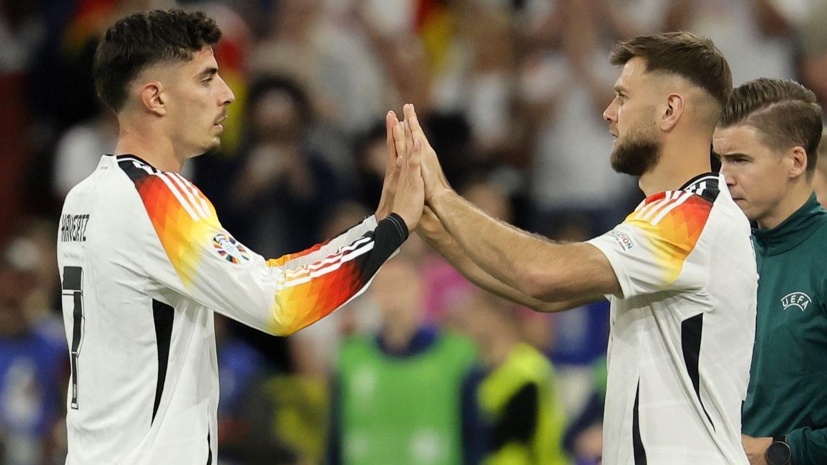 Havertz, izquierda, y Füllkrug, derecha, en el momento del relevo durante el Alemania-Escocia.