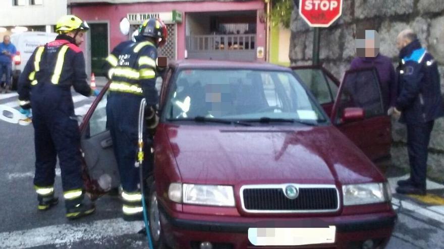 Una mujer herida en una colisión de dos vehículos ante la sede del servicio municipal de Emergencias de Vilagarcía de Arousa