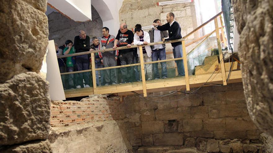 Los visitantes examinan el resultado de las catas. // Iñaki Osorio