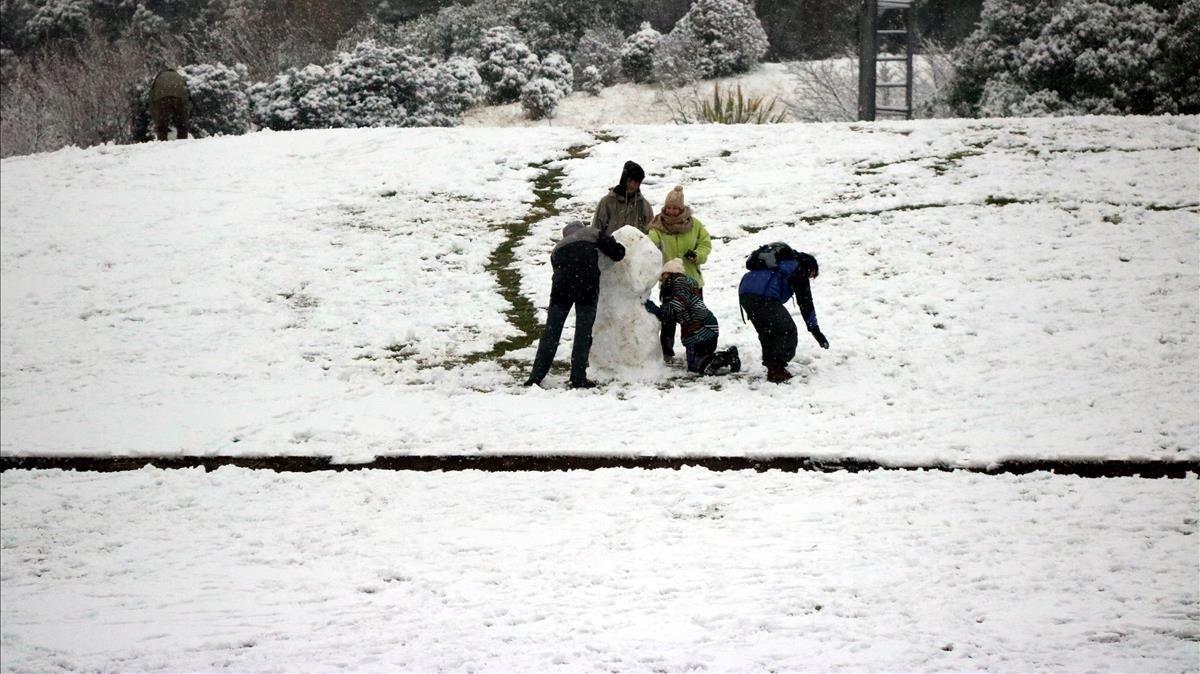 Unos niños juegan en el Parc Catalunya de Sabadell.