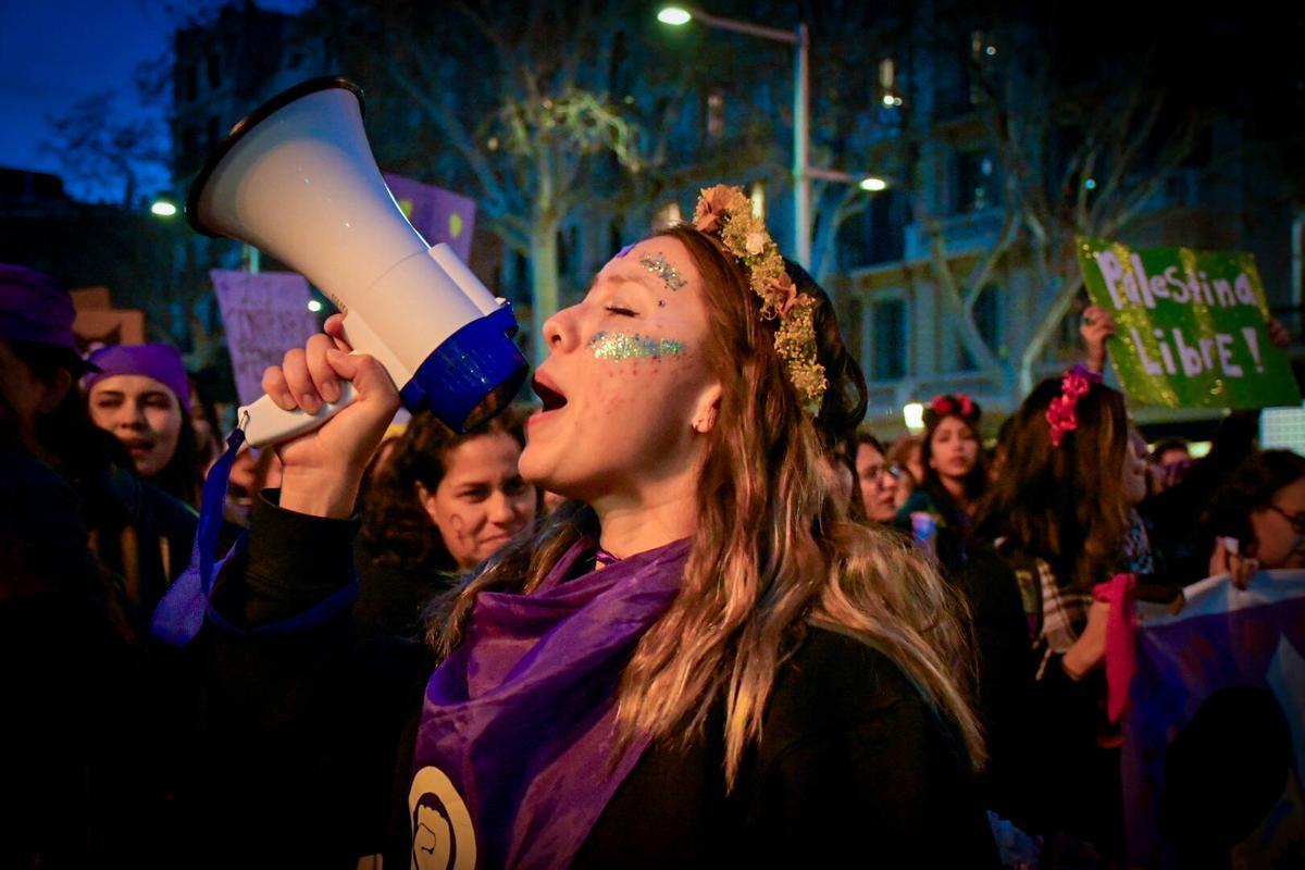 Miles de mujeres se manifiestan en Barcelona por el 8M | FOTOS