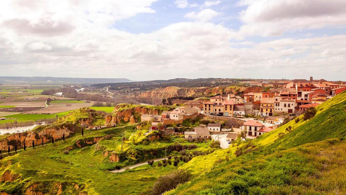 El pueblo de Castilla y León rodeado de bodegas subterráneas y queserías artesanas