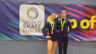 Claudia Veiga y Mauro Vrhovski, de O Milladoiro, logran el bronce en la Copa de Europa de patinaje artístico