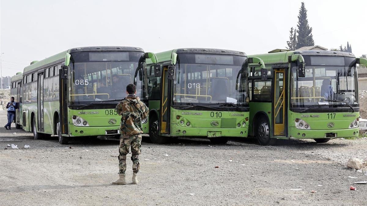 Autobuses esperando en las afueras de Damasco para evacuar a los civiles de Guta Oriental