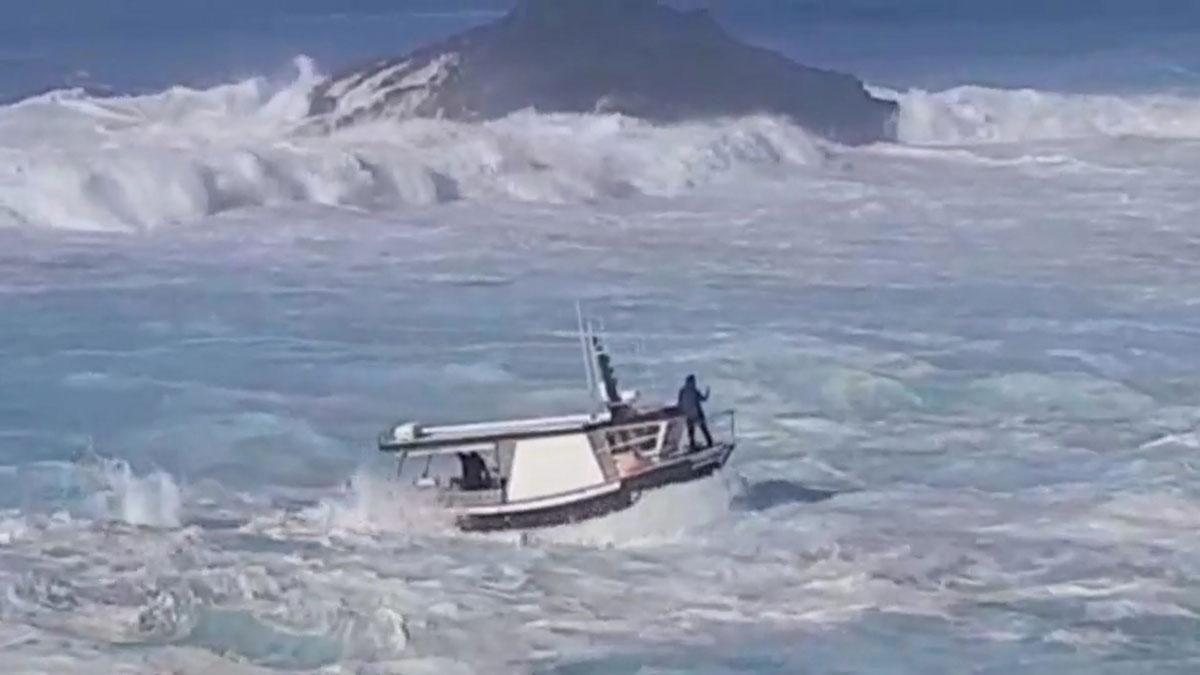 Heroica maniobra para entrar al puerto de Tapia de Casariego