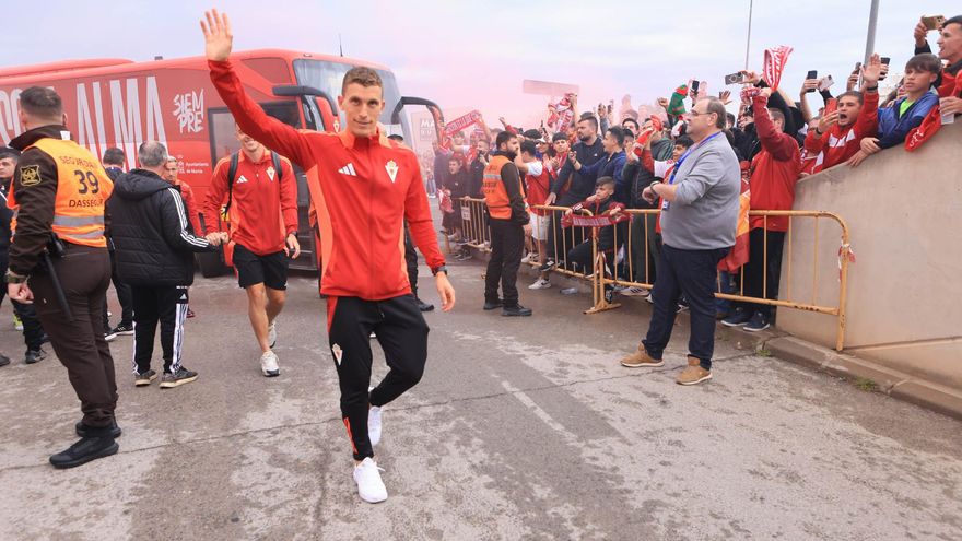 Alberto González saluda a los aficionados en la llegada del equipo al estadio antes del partido ante el Ceuta.