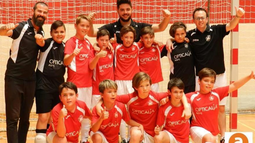 Jugadores y técnicos del Aspe S&amp;C alevín celebrando el título