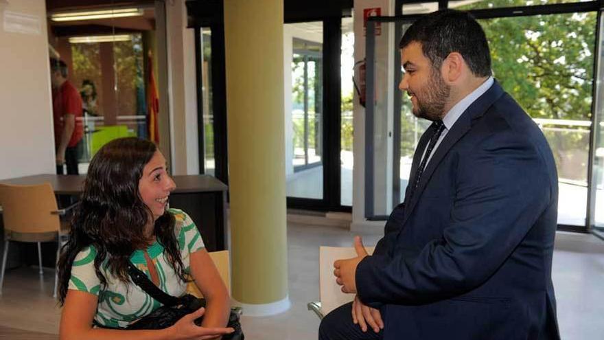 María Esteban y Ricardo Sevillano, ayer, en la biblioteca del América.