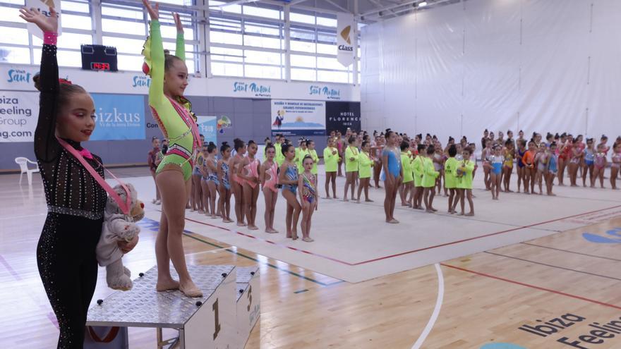 La gimnasia rítmica de Ibiza disfruta en Sant Antoni de una gran fiesta deportiva