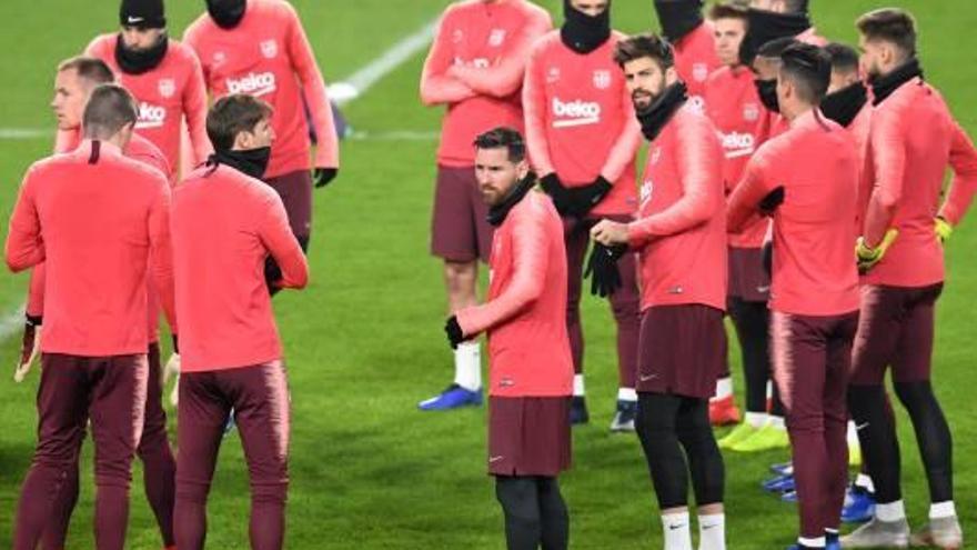 Els jugadors del Barça, entrenant ahir a Eindhoven.