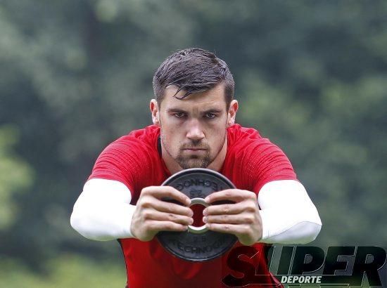 La plantilla entrena bajo la lluvia con el 'shock'