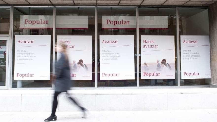 Fachada de una oficina del Banco Popular. // Agustín Iglesias