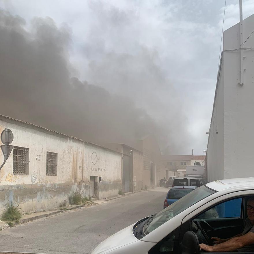 Dos intoxicados en el incendio de un almacén en Alicante