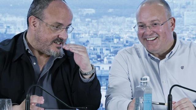 Miguel Tellado, al costat d’Alejandro Fernández a Barcelona.  | ANDREU DALMAU / EFE