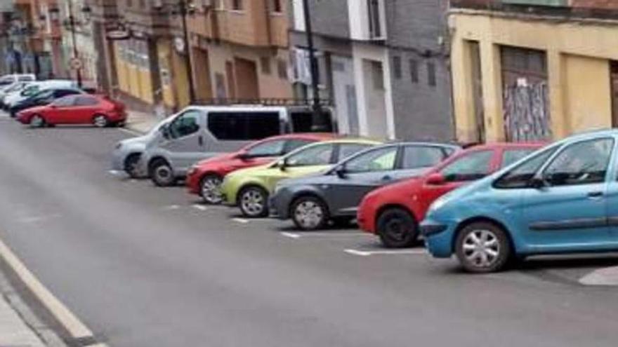 Aparcamientos en batería en la calle Montes del Sueve. | LNE