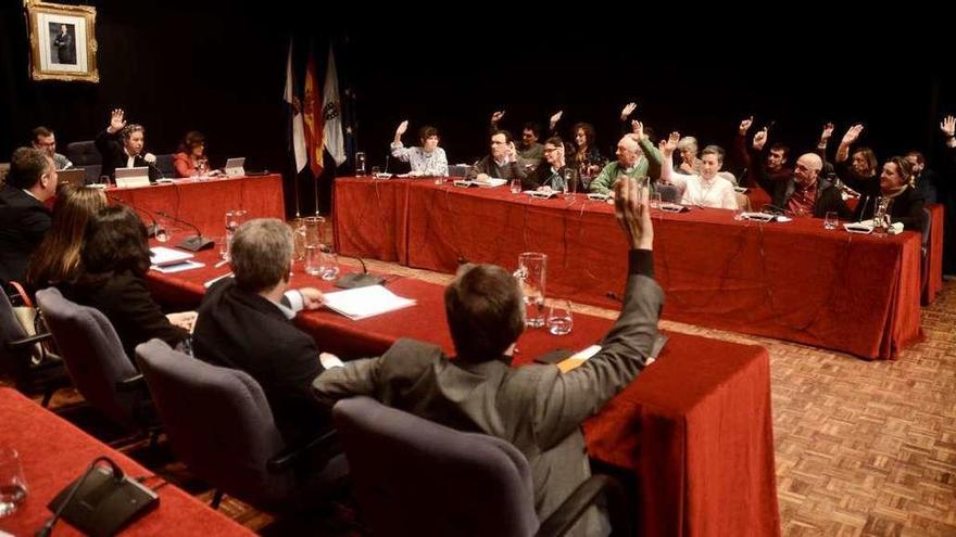 El edil de Ciudadanos (de espaldas) y el grupo de gobierno BNG-PSOE, enfrente, votan para aprobar los presupuestos municipales. // R.V.