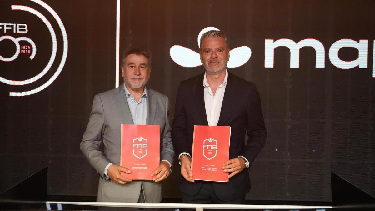 Javier Olías, de Mapfre, y Jordi Horrach, presidente de la FFIB, tras firmar el acuerdo