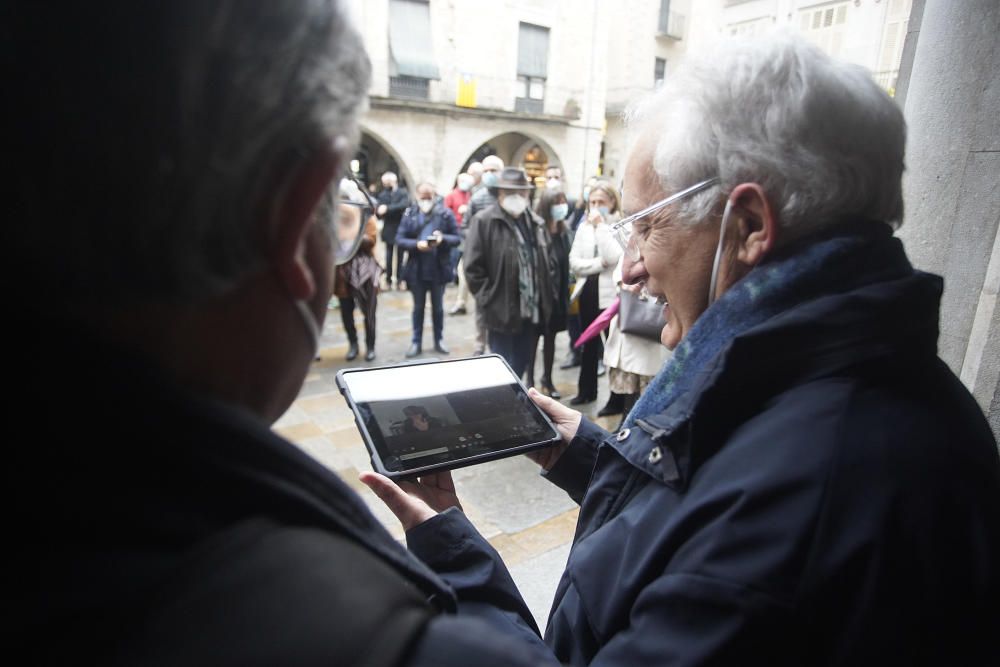 Companys, amics i familiars acomiaden en un acte sorpresa a l'interventor municipal