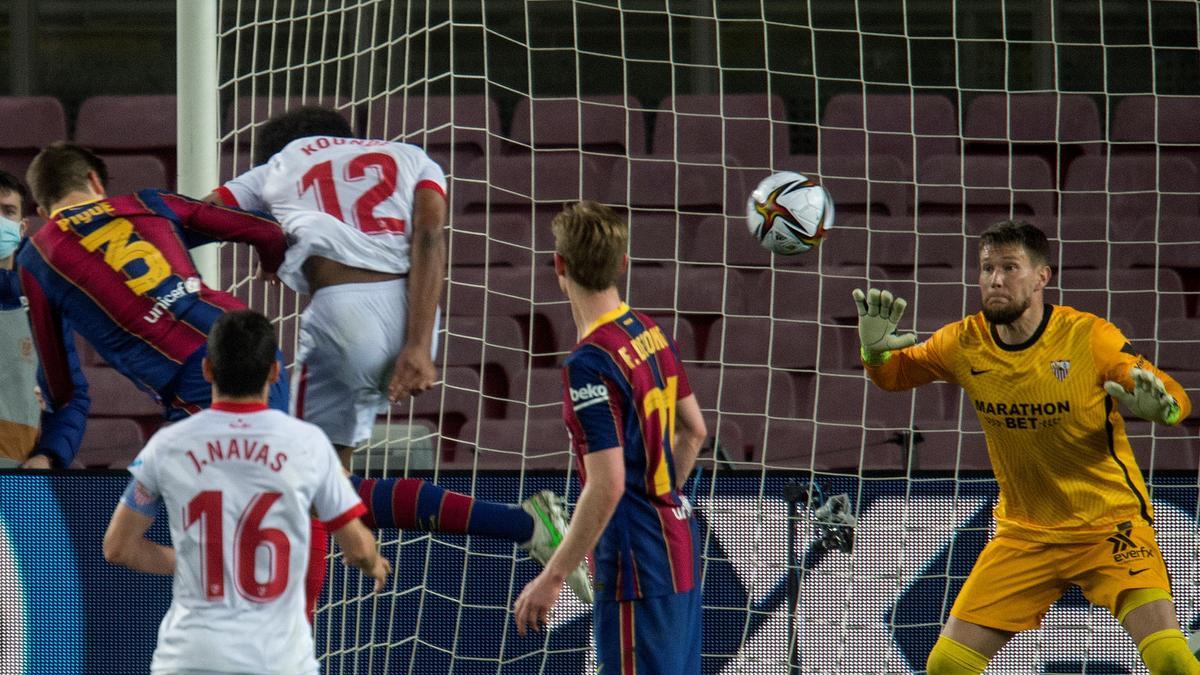 Piqué se anticipa a Koundé para marcar el 2-0 en el Barça-Sevilla de Copa.