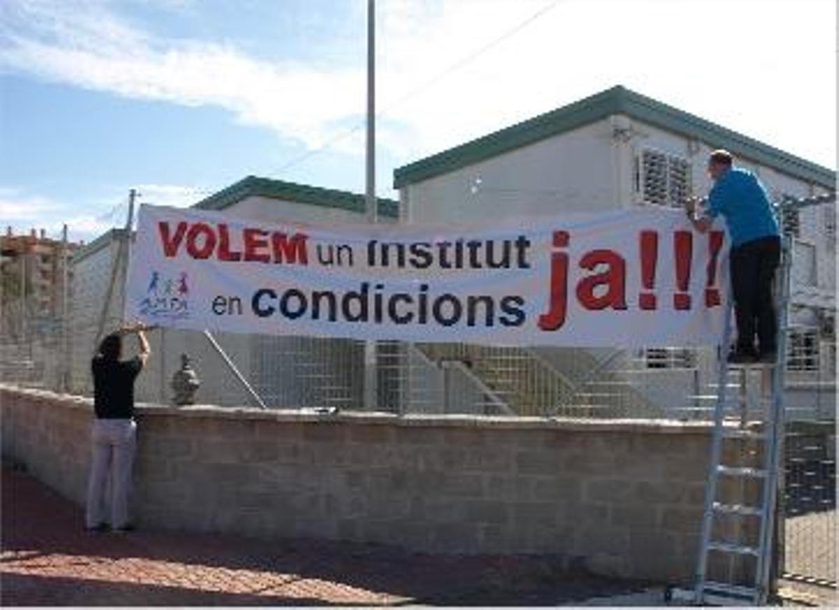 Educación acalla la protesta del IES Honori García al exigir retirar la pancarta-denuncia