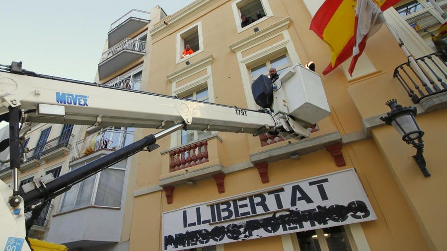 Blanes treu la pancarta de suport als polítics presos