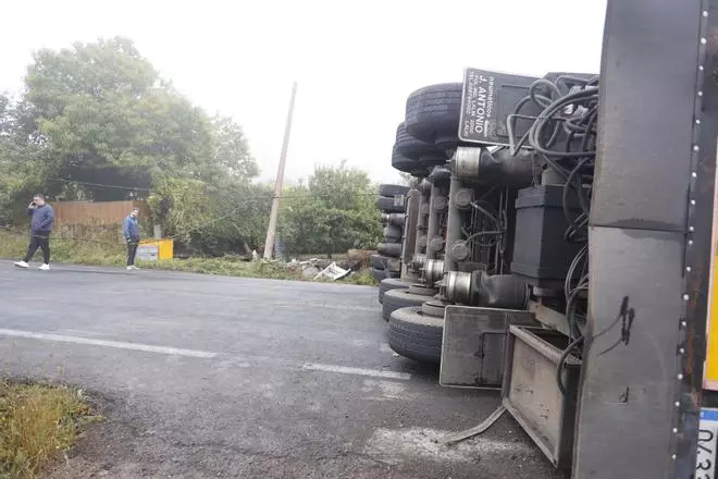 El vuelco de un camión en Santiago deja dos heridos
