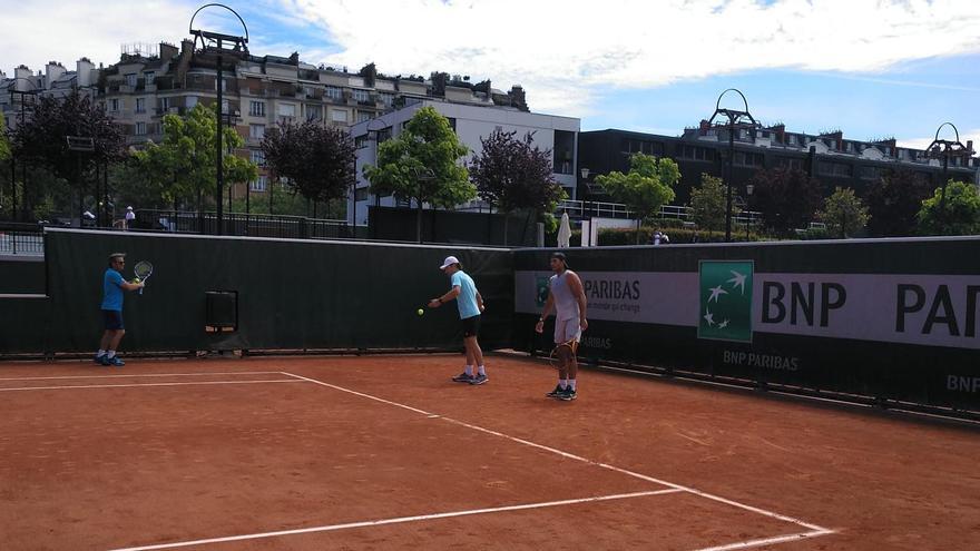 Rafa Nadal y Carlos Moyá, entrenando en París