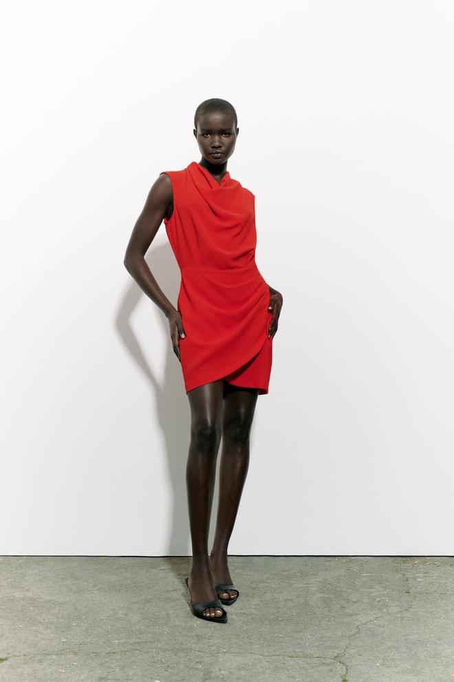 Vestido rojo corto con efecto drapeado de Zara