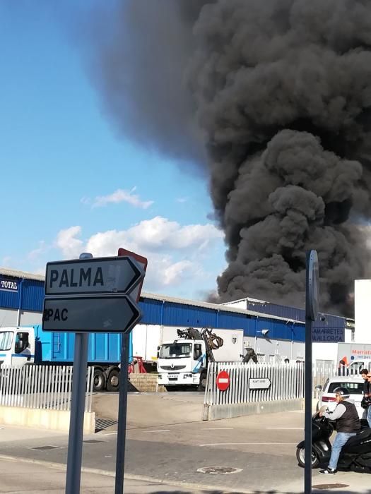 Incendio de varias naves industriales en el polígono de Marratxí