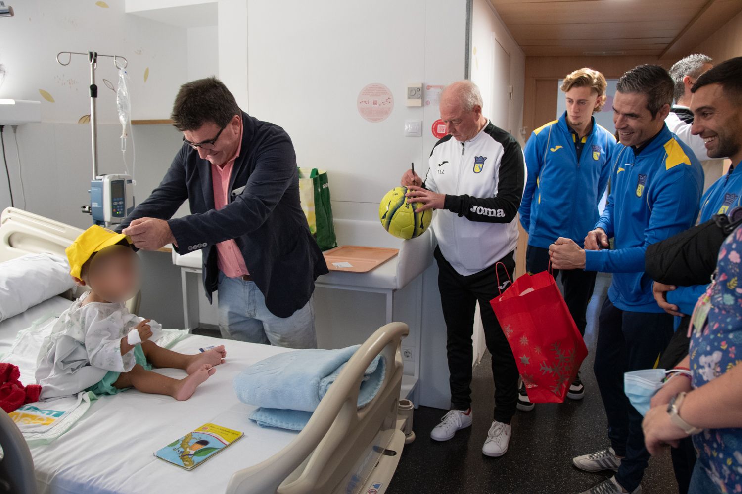El Club Deportivo Dénia visita a los niños en la Planta de Pediatría del Hospital